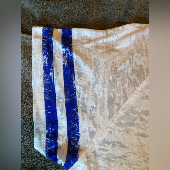 Women’s Canuck tee medium - Picture 3 of 5